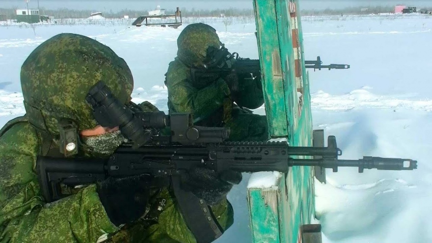 Lính Nga diễn tập sử dụng súng trường AK-12 trong thời tiết băng giá ở Viễn Đông